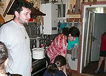 Pater Mykhajlo mit Straßenkindern in der Küche