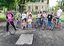 Straßenkinder und Kinder mit ihren Betreuern auf dem Spielplatz