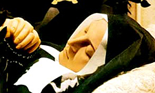 Foto vom Reliquienschrein der hl. Bernadette Soubirous in Nevers mit dem unverwesten Leib, Foto 1999, Hochgeladen von Marina Genger, Wikimedia Commons