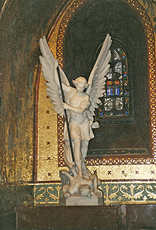 Sankt Michaels Statue in einer Seitenkapelle der Rosenkranzbasilika von Lourdes
