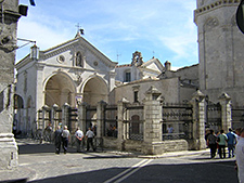 Eingang zum Heiligtum des hl Erzengels Michael - Santuario di San Michele Arcangelo - auf dem Monte Sant Angelo, Inviaggiocommons, Wikimedia Commons