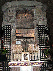 Die Grabstätte des Heiligen Franz von Assisi. In dem Steinsarg befinden sich die Gebeine des hl. Franz, Hochgeladen von: Twice25 - Wikimedia Commons