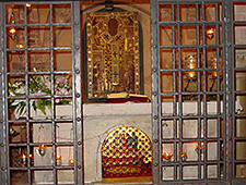 Altar mit Reliquien des hl. Nikolaus von Bari, Hochgeladen von Orthodox33, Wikimedia Commons