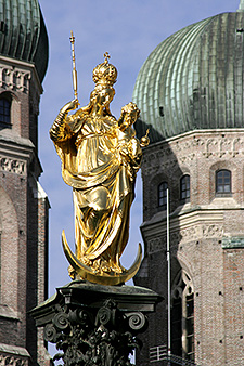 Mariensäule auf dem Marienplatz mit der Statue der Patrona Bavariae, Fotograf: Nino Barberi, November 2004, Wikimedia Commons