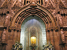 Kapelle des heiligen Abendmahlkelches in Valencia. Der Kelch befindet sich im Schrein hinter Glas. Foto vom 8. März 2008, eigenes Werk, Fotograf Felivet - Wikimedia Commons
